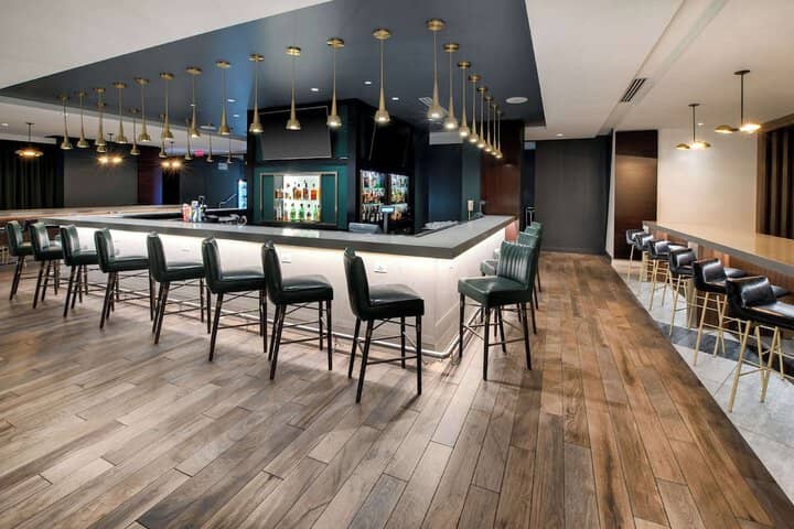 Lounge 54 of 76